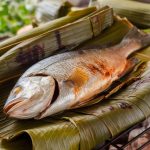 comment cuisiner des poissons frais dans des feuilles de bananier